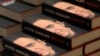 Книга Алексея Навального "Патриот" в книжном магазине в Лондоне в октябре 2024 года